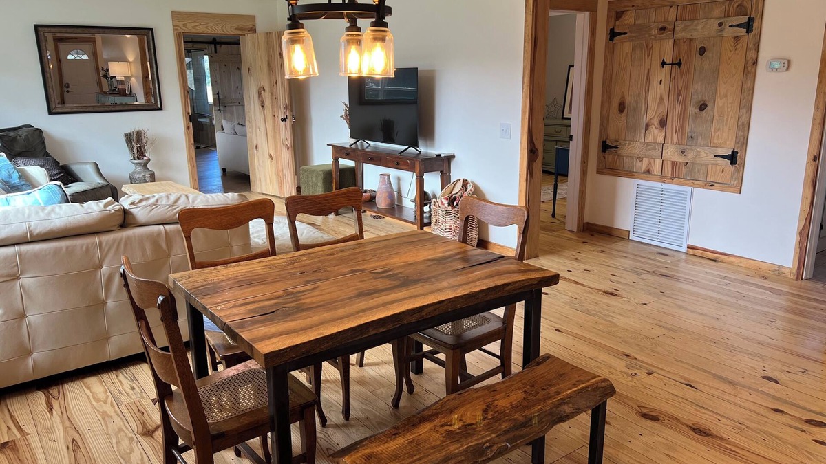 Houston County House | Charming 3-bedroom house with breathtaking views in Newton with AC, WiFi