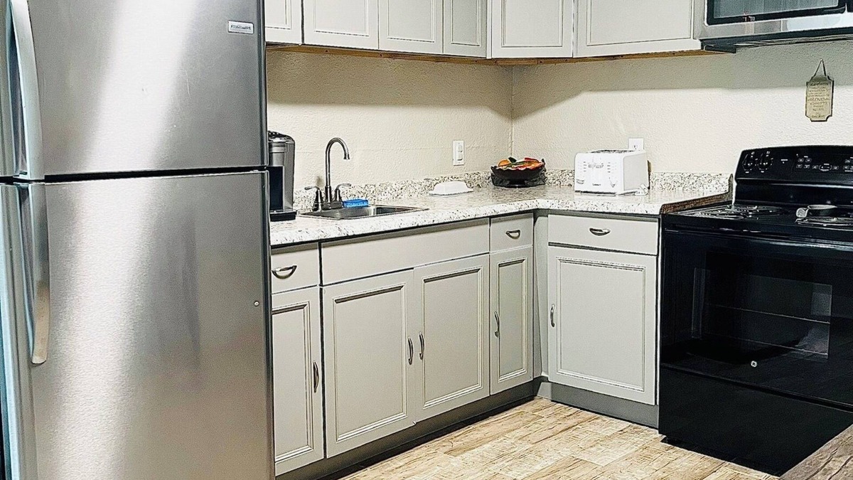 Olde Huntersville House | Charming 3-bedroom house with WiFi and AC in Norfolk