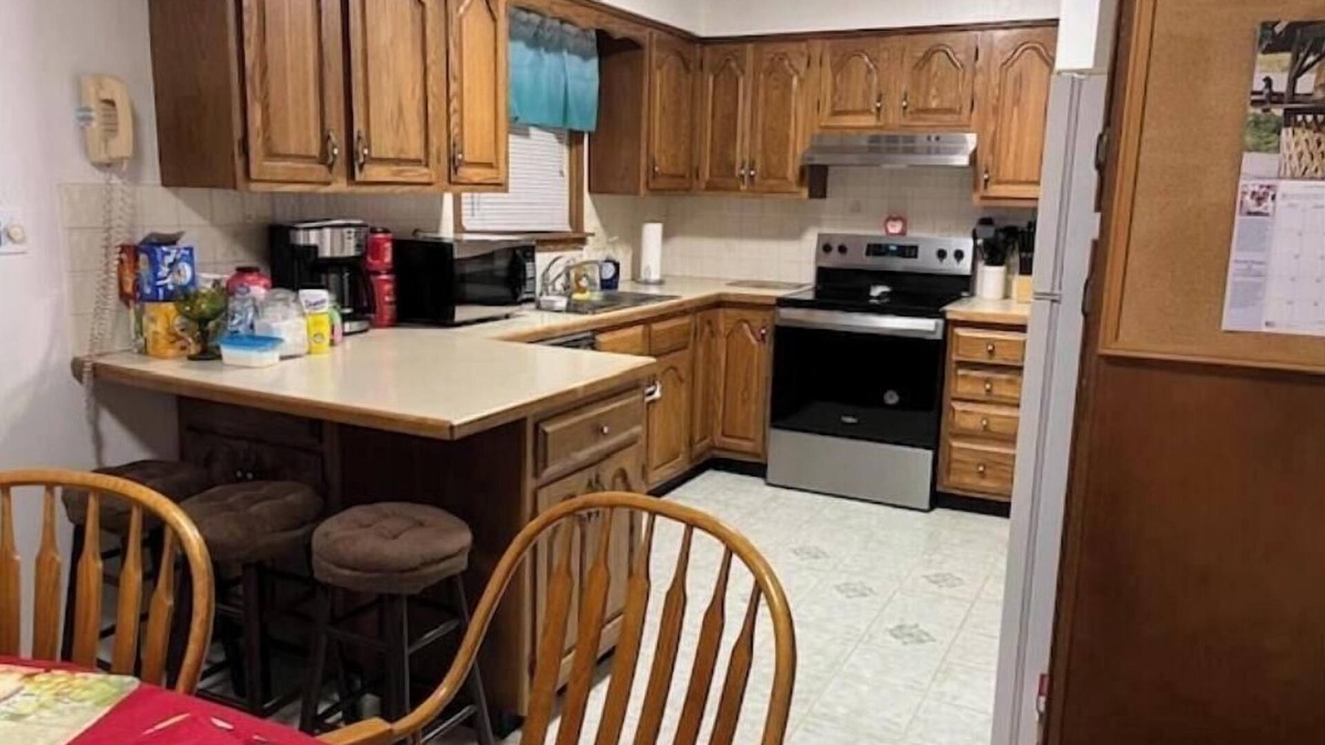 Norton House | Charming 3-bedroom house with AC and WiFi in Norton, near Akron and Cleveland