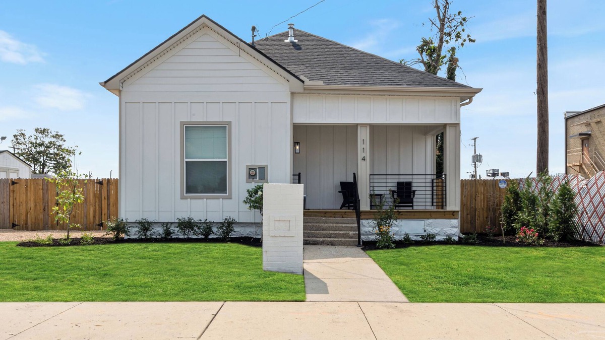 Rogers House | Charming 3-bedroom house 10-min walk from Downtown Rogers. Close to Beaver Lake!