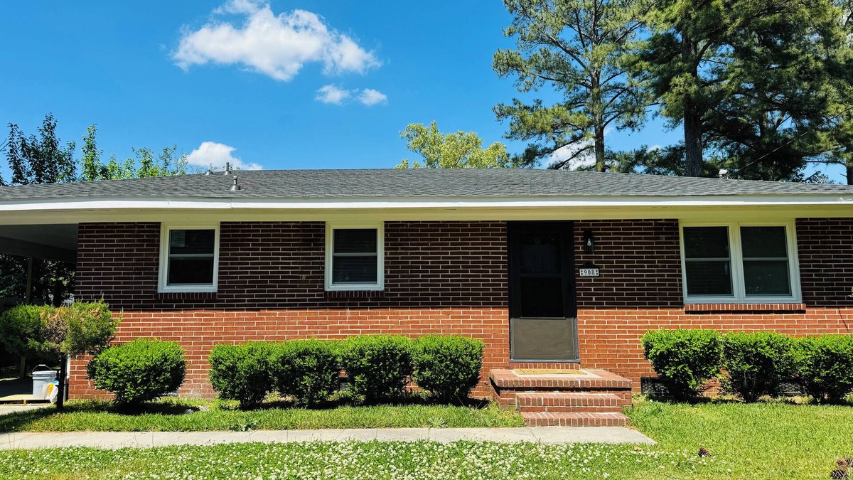 Wilson House | Charming 3-bedroom house just minutes from DT Wilson. Enjoy a comfortable stay!