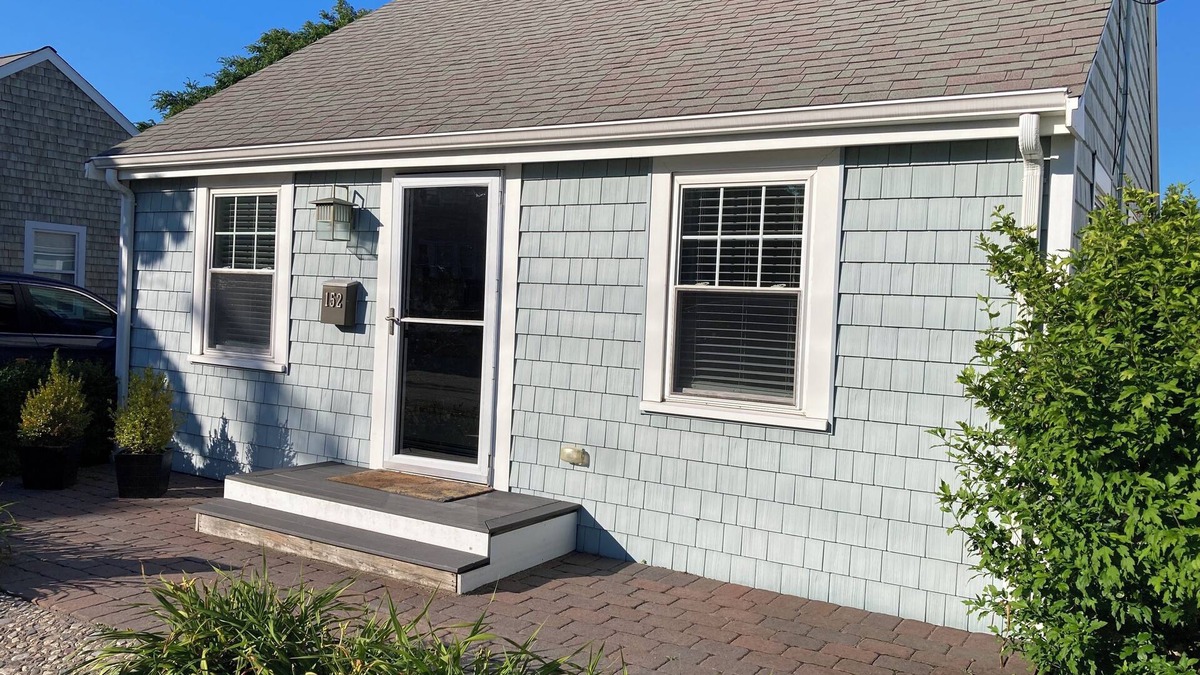 Hull House | Charming 3-bedroom house with AC & WiFi in Hull; steps to Nantasket beach
