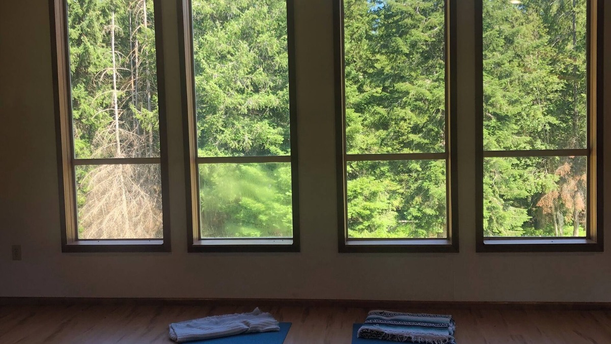 Elk House | Charming 3-bedroom house with WiFi, AC in peaceful Elk