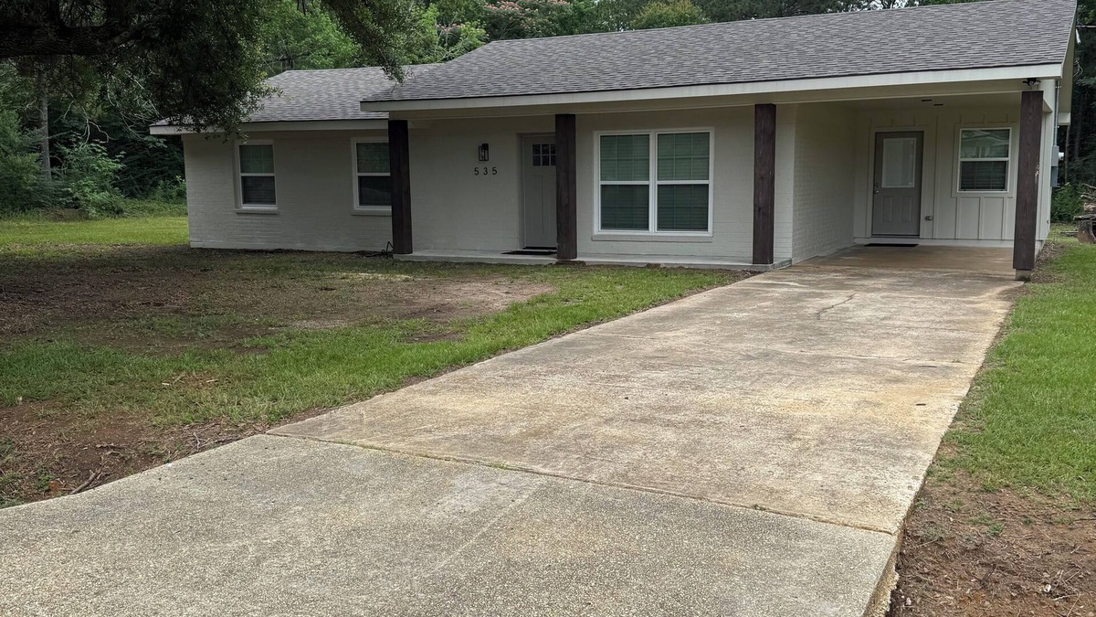 Fisher House | Charming 3-bedroom house with AC, WiFi in wonderful Many