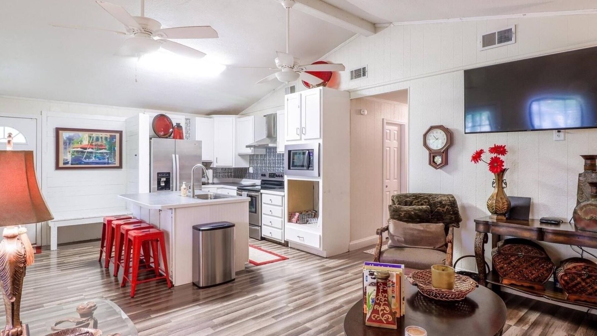 Moss Point Cabin | Charming 3-bedroom lodge with AC and WiFi in Moss Point
