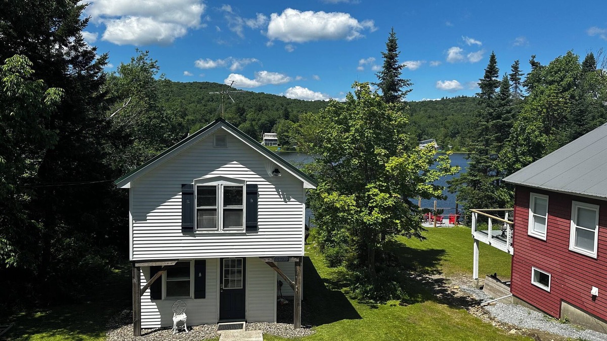 Woodford Cottage | Charming 3-bedroom Lakefront cottage in Woodford VT with WiFi access