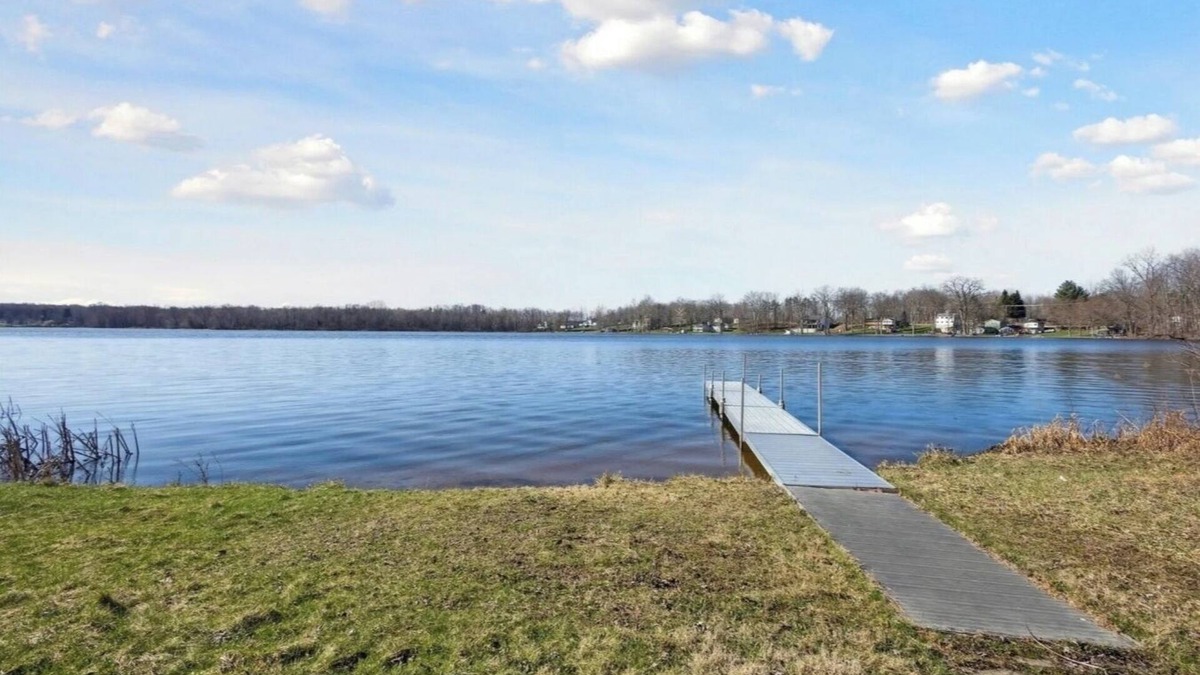Kendall House | Charming 3-bedroom Lake House on Baseline Lake with WiFi AC in marvelous Allegan
