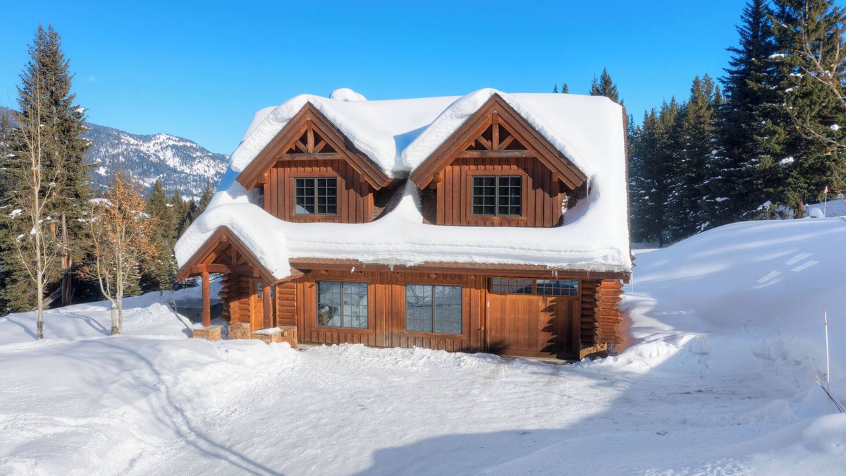 Big Sky Cabin | Charming 3-bedroom log cabin with Hot Tub and fitness room in delightful Big Sky