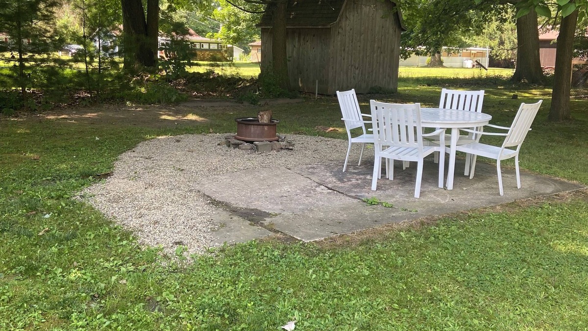 Pymatuning Central House | Charming 3-bedroom mobile home in adorable Espyville with WiFi, AC