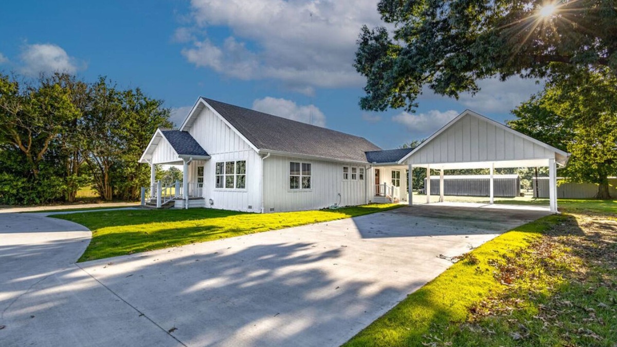 Wood County House | Charming 3-bedroom modern farmhouse close to Lake Fork.