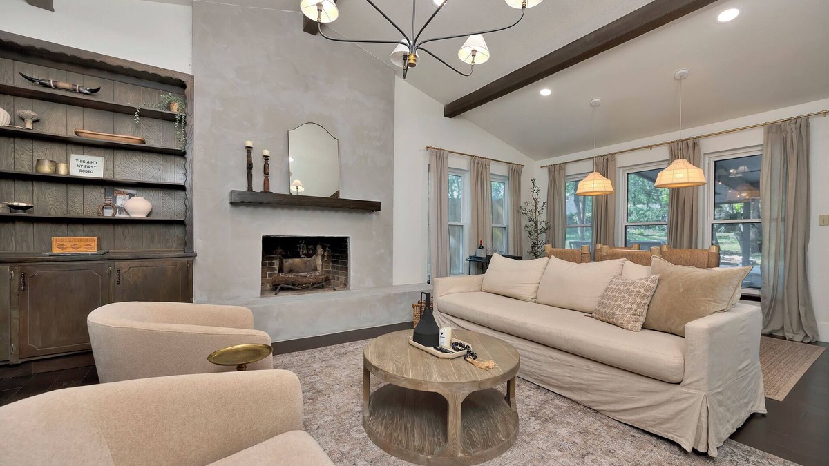Roanoke House | Charming 3-bedroom Modern Rustic Retreat on 1 acre