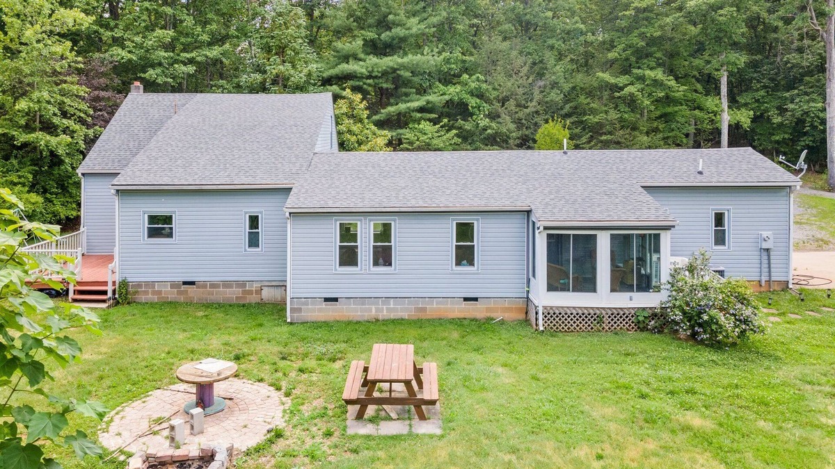 Louisa House | Charming 3-bedroom nestled in the country with WiFi and wooded acres in Louisa