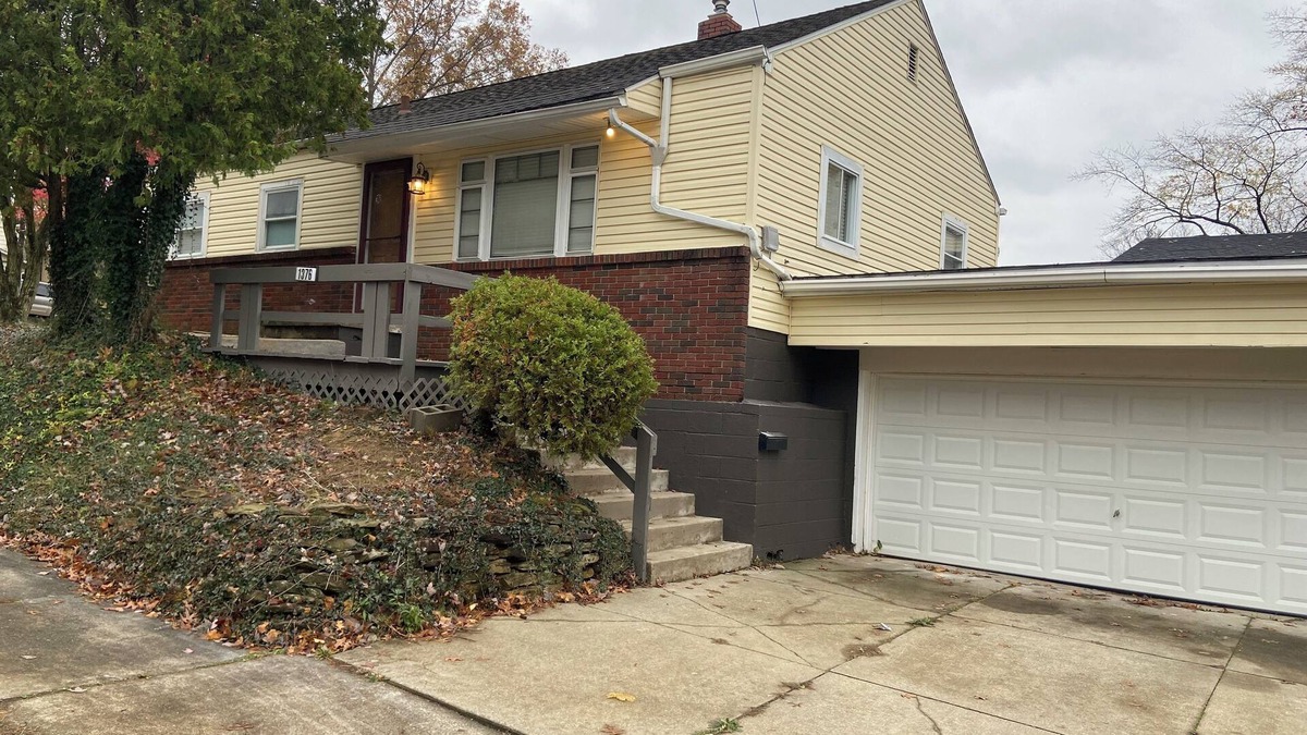 Akron House | Charming 3-bedroom, newly renovated modern decor home in Akron,Goodyear Heights