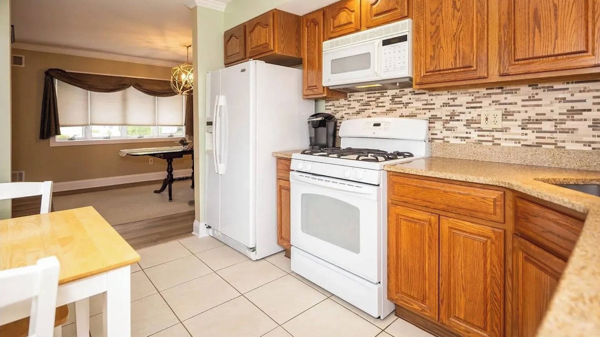 Edison House | Charming 3-bedroom NorthEast Facing Ranch with AC in delightful Edison