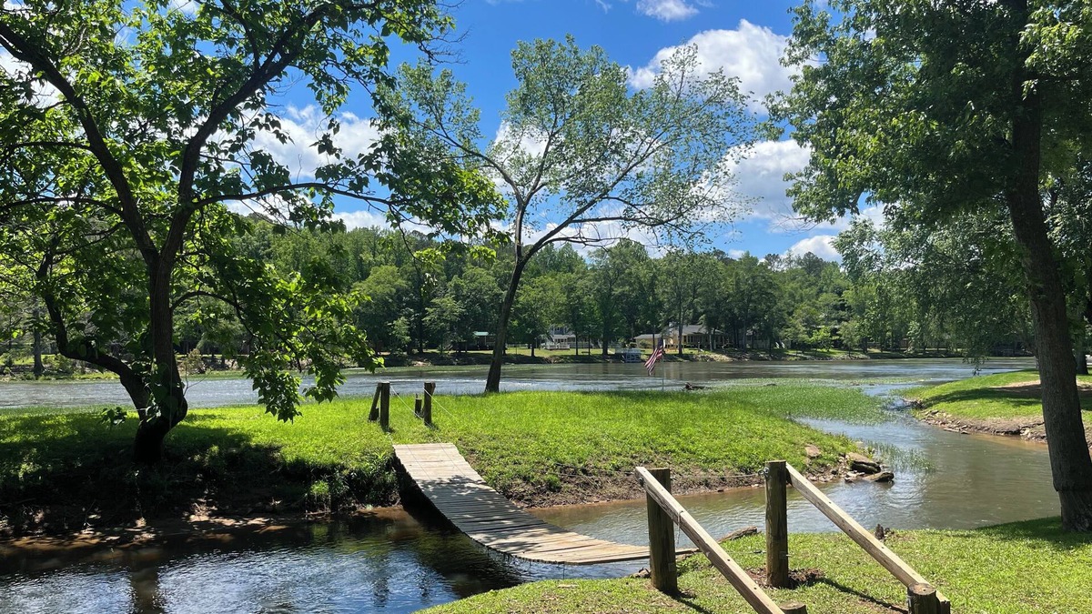 Thomaston House | Charming 3-bedroom on the Flint River with Island