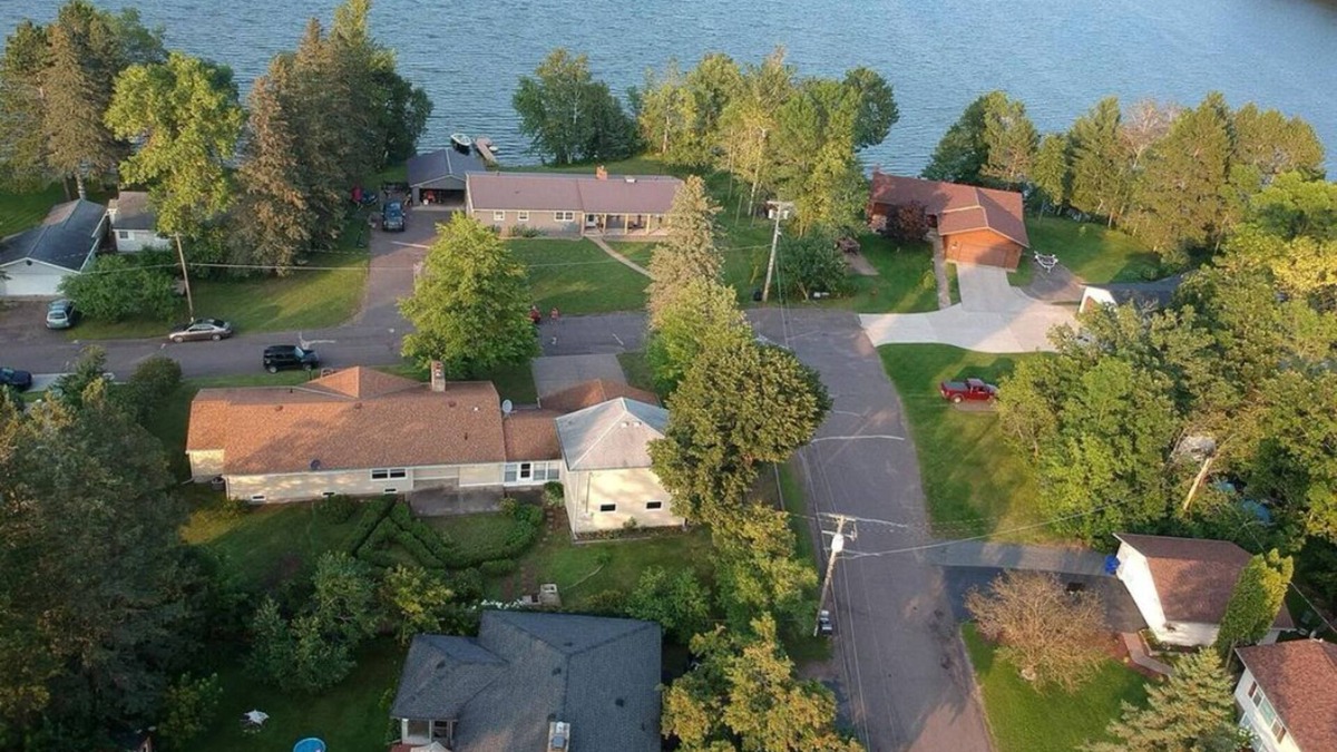 Moose Lake House | Charming 3-bedroom plus bunkhouse sleeps up to 10 with WiFi and AC in Moose Lake