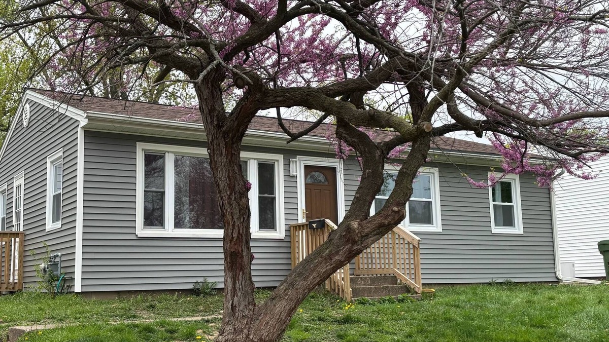 Clinton House | Charming 3-bedroom pet friendly house with fenced in yard in Clinton, IA.