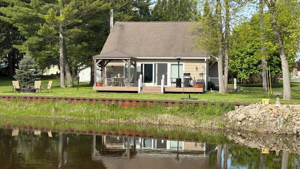 Tawas City Cottage | Charming 3-bedroom riverside cottage in brilliant Tawas City