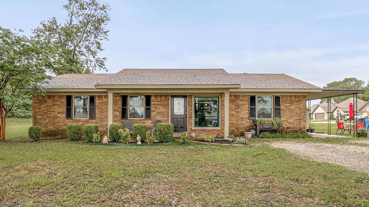 Jonesboro Other | Charming 3-bedroom ranch house with WiFi, AC in amazing Valley View Jonesboro