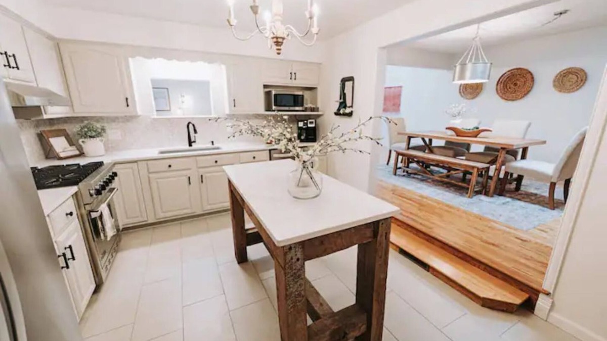 Peoria House | Charming 3 Bedroom Ranch by downtown Peoria & OSF!