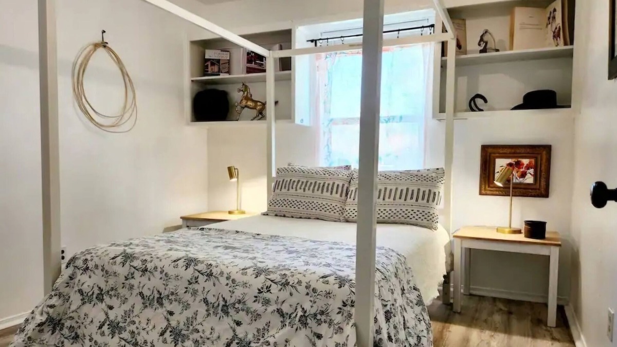 Amarillo House | CHARMING 3-Bedroom RETREAT GATEAWAY PET Friendly ♥️ HOT TUB - GYM- POOL TABLE