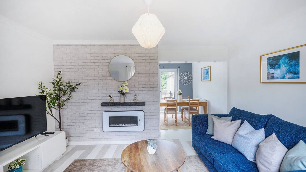Stevenage House | Charming 3-Bedroom Townhouse with Coastal Elegance