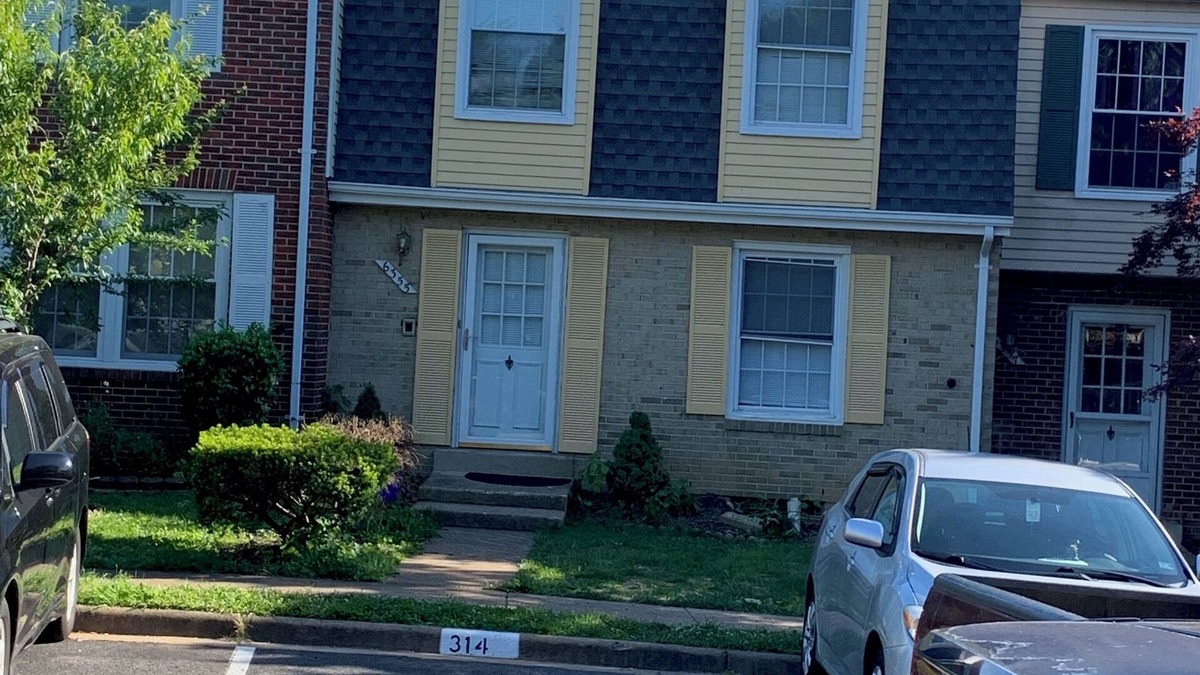 Franconia House | Charming 3-bedroom townhome with WiFi, fitness room in Alexandria