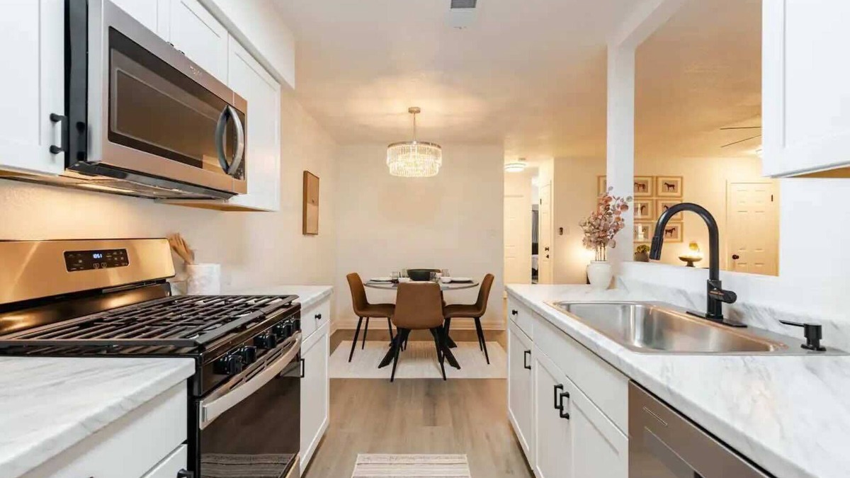 Round Rock House | Charming 3-bedroom townhome with lots of amenities in upscale Round Rock