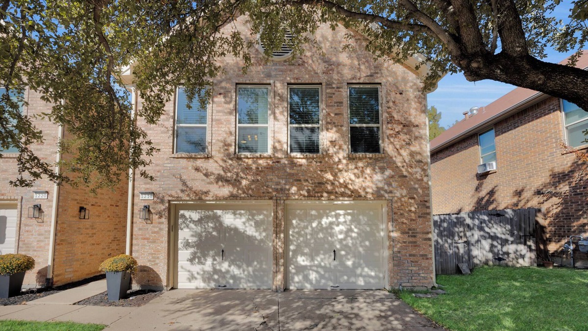 Grapevine House | Charming 3-bedroom townhome with AC and WiFi in Grapevine