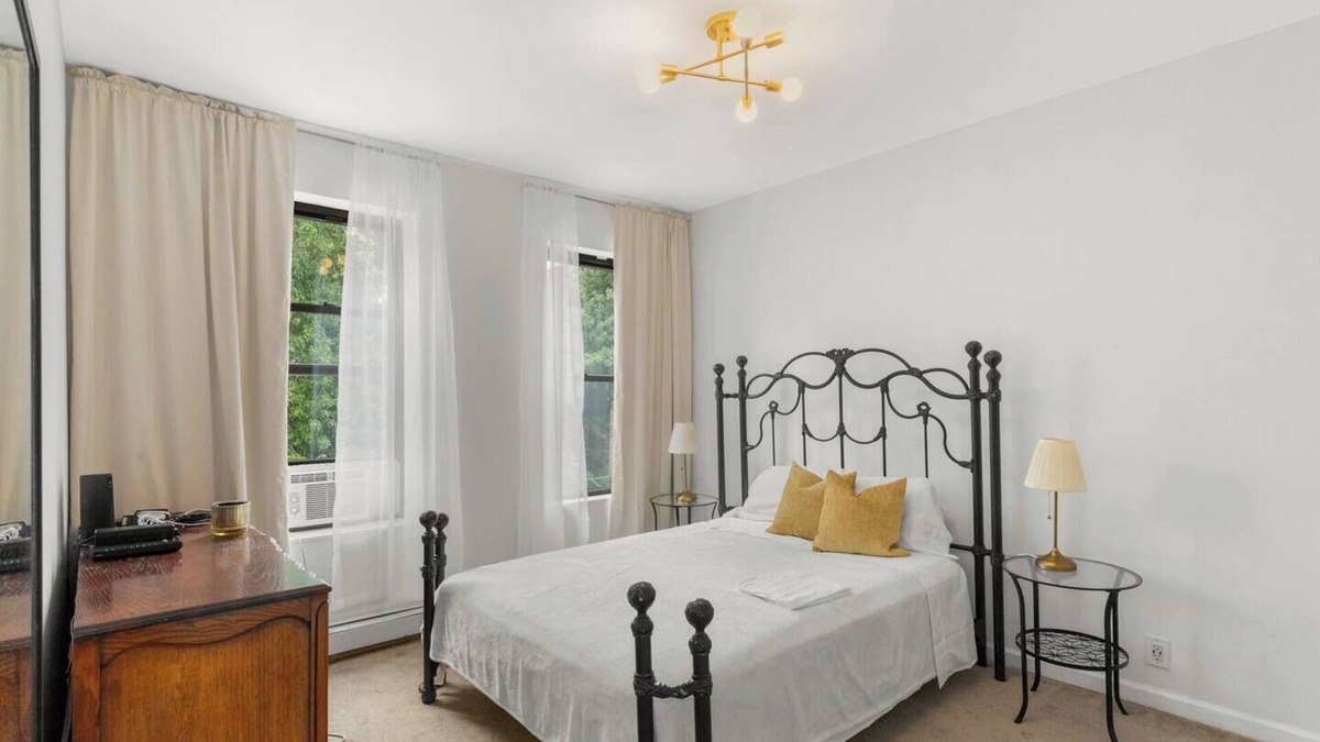 East Flatbush House | Charming 3-bedroom townhome with Garden. 25 mins from the city