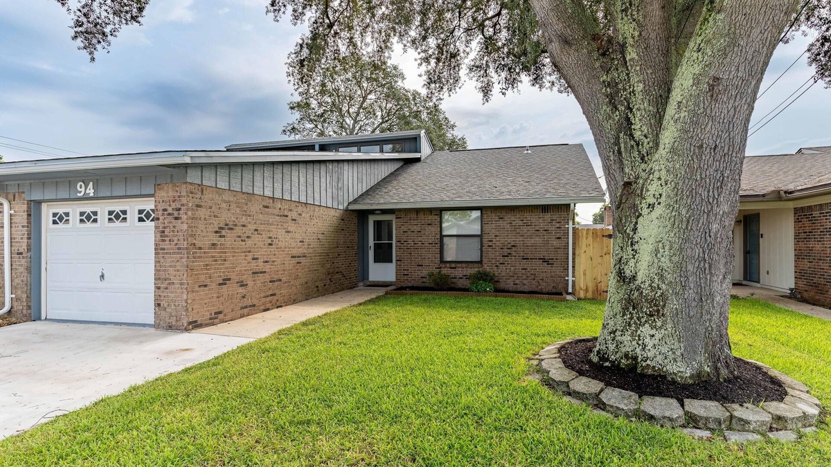 Shalimar House | Charming 3-bedroom townhome in Shalimar with WiFi