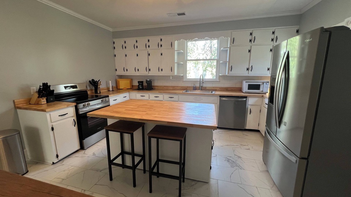 Somerset House | Charming 3 bedroom - Two Blocks from the Fountain
