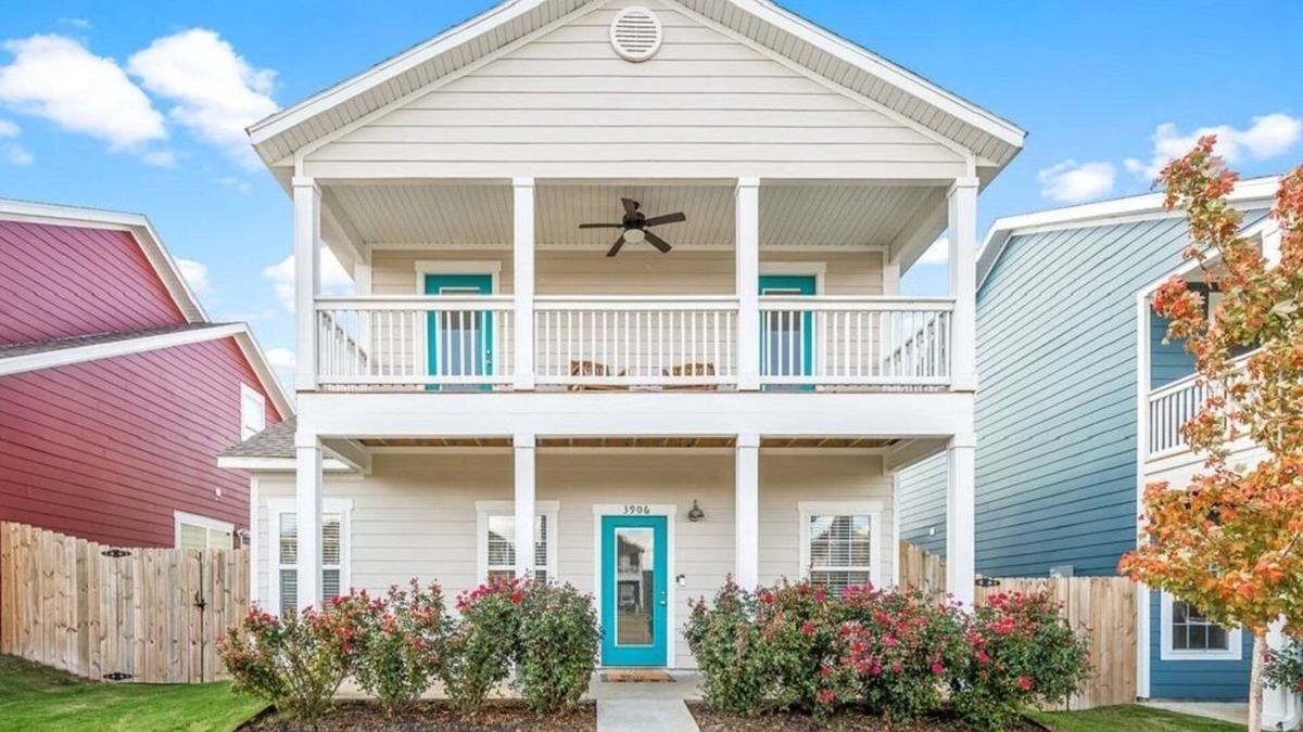 Bentonville House | Charming 3 Bedroom, 2.5 Bath Sleeps 6
