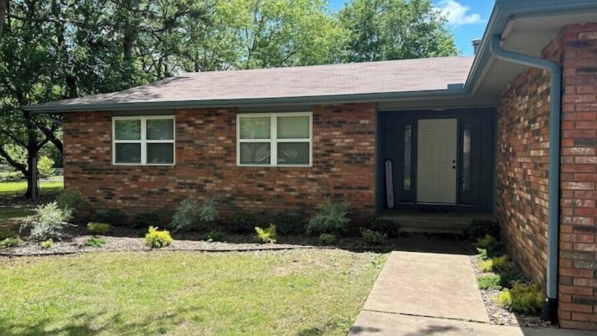 Bentonville House | Charming 3-bedroom house with AC and WiFi in Bentonville