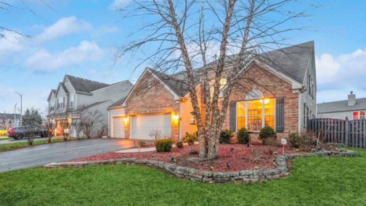 Bolingbrook House | Charming 3-bedroom house in Bolingbrook with AC, WiFi , chef kitchen for brunch