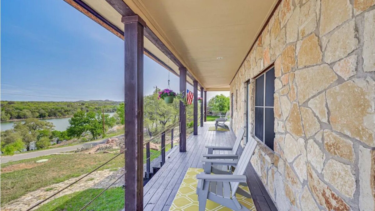 Buchanan Dam House | Charming 3-bedroom 3-bathroom house with WiFi, AC in fantastic Buchanan Dam