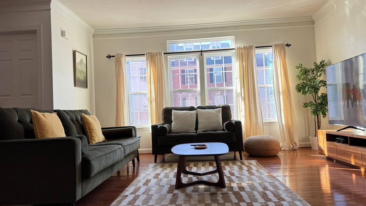 Burtonsville House | Charming 3-bedroom townhome in Burtonsville with a great view