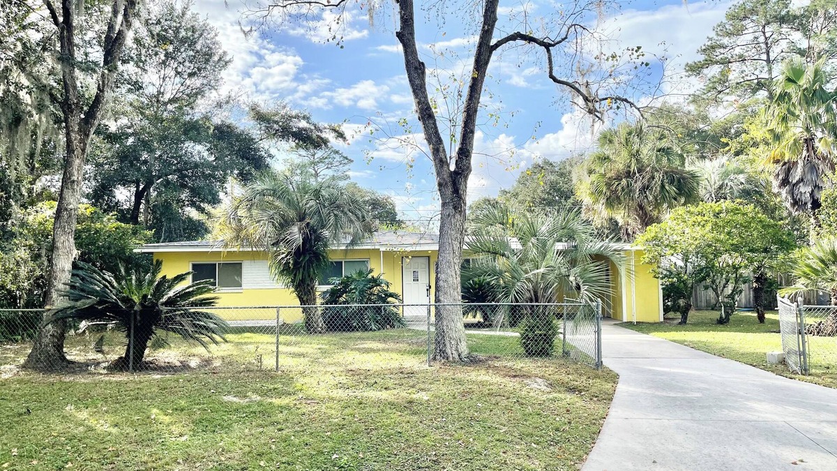 Hazel Heights House | Charming 3-bedroom house with Private Pool and Hot Tub.