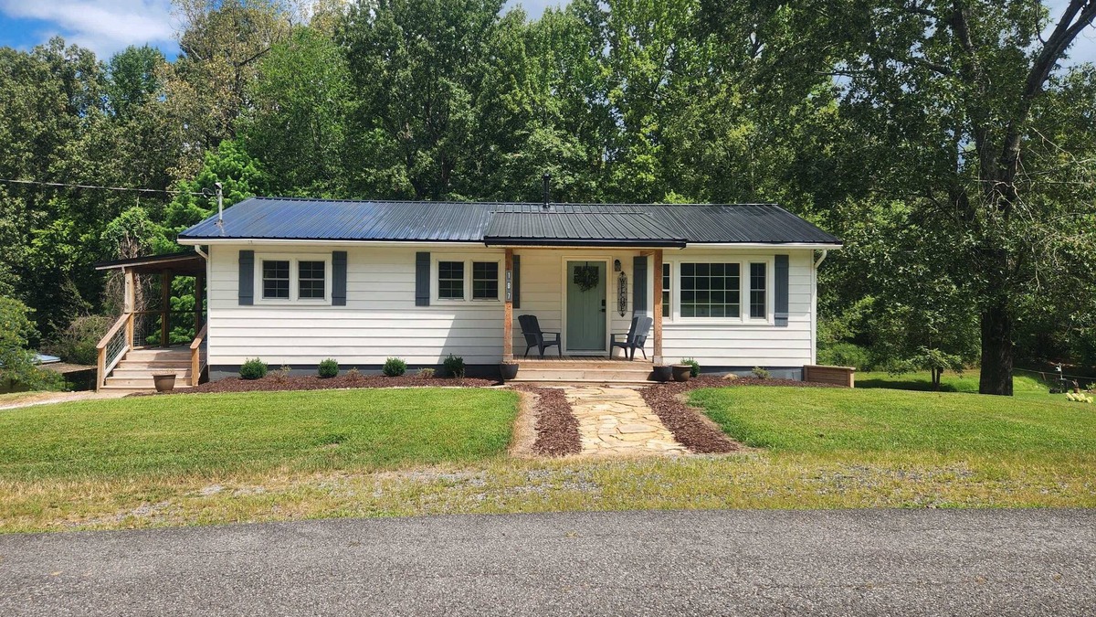 Grand Rivers House | Charming 3-bedroom house with AC and WiFi in Grand Rivers.