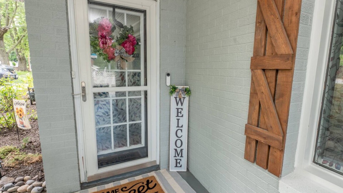 Claycomo House | Charming 3-bedroom/2 Bath Ranch Style Home minutes to everything in Kansas City