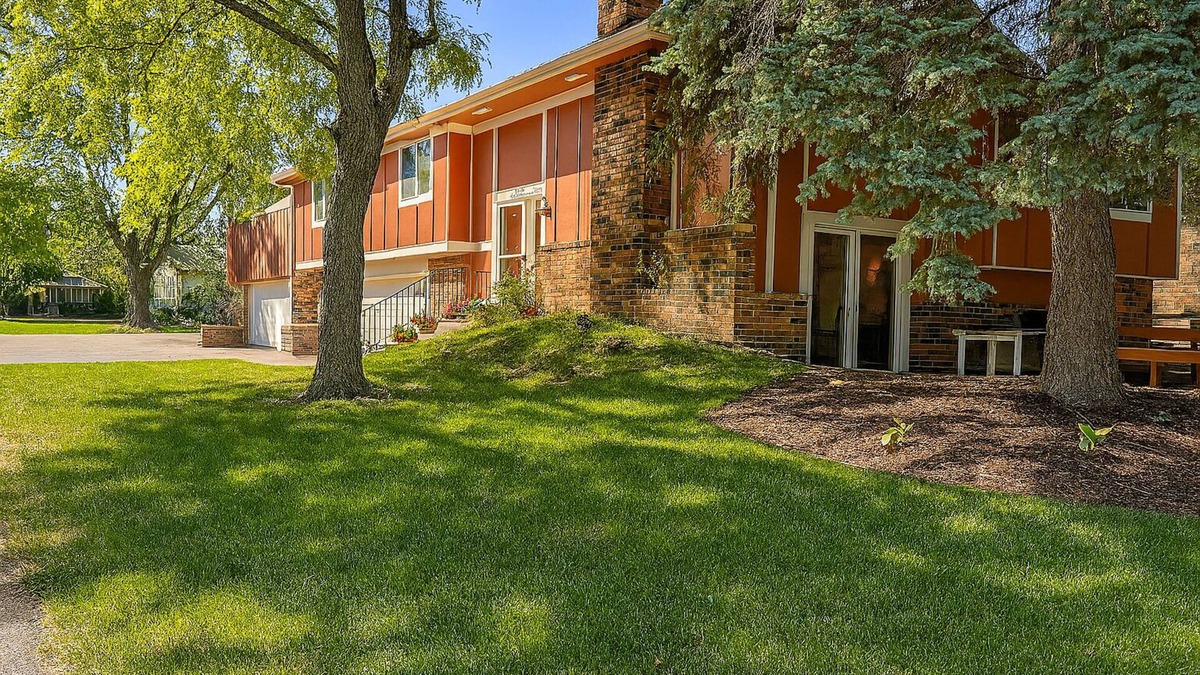 Maple Grove House | Charming 3-bedroom townhome in fabulous Maple Grove