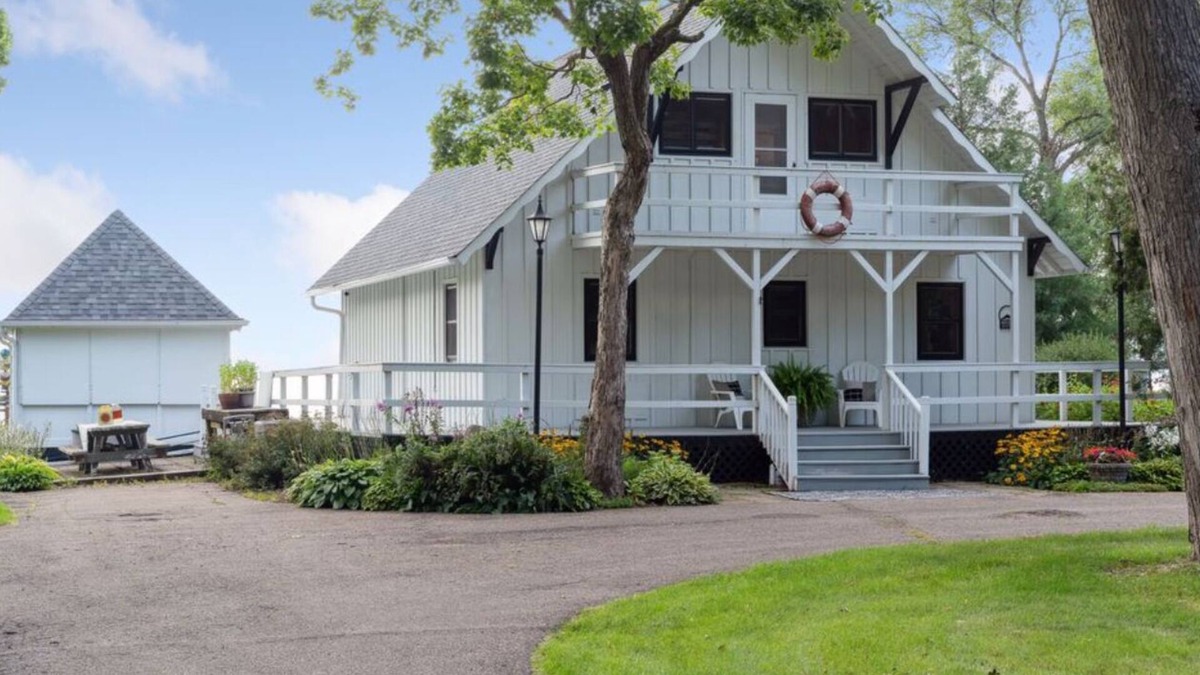 Independence Cabin | Charming 3 Bedroom lakehome steps from the beach!