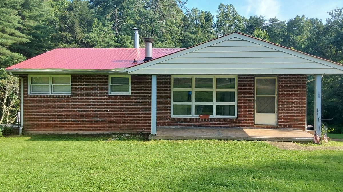 Martinsville House | Charming 3-bedroom house in welcoming Martinsville with AC