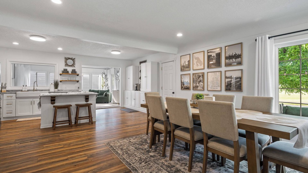 Plymouth House | Charming 3-bedroom house with AC and WiFi. LAKE ACCESS King Beds! Newly Remodel