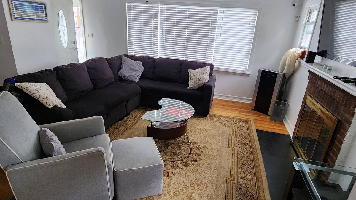 South Side House | Charming 3-bedroom house with WiFi free parking