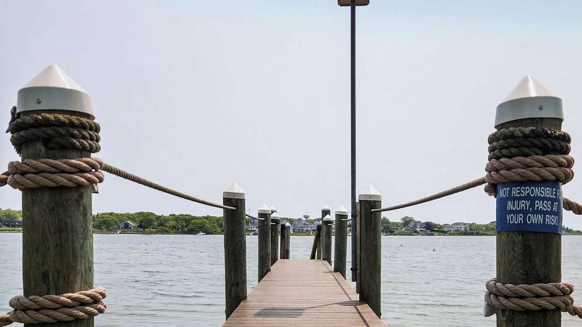 Narragansett Cottage | Charming 3-bedroom cottage with your own dock, in superb Narragansett.