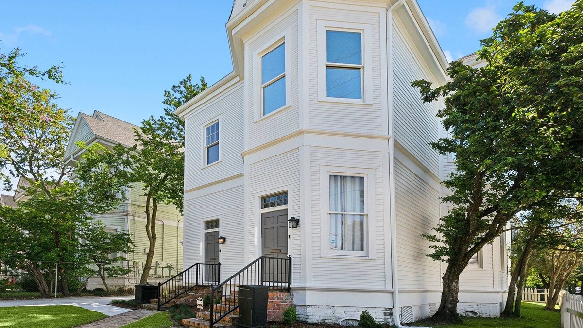 Milan Condo | Charming 3-bedroom condo 700 ft from St. Charles Streetcar in Uptown New Orleans