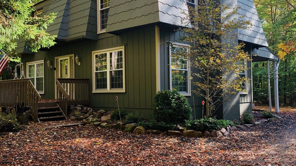 Pocono Pines House | Charming 3-bedroom cabin style house nestled in the woods