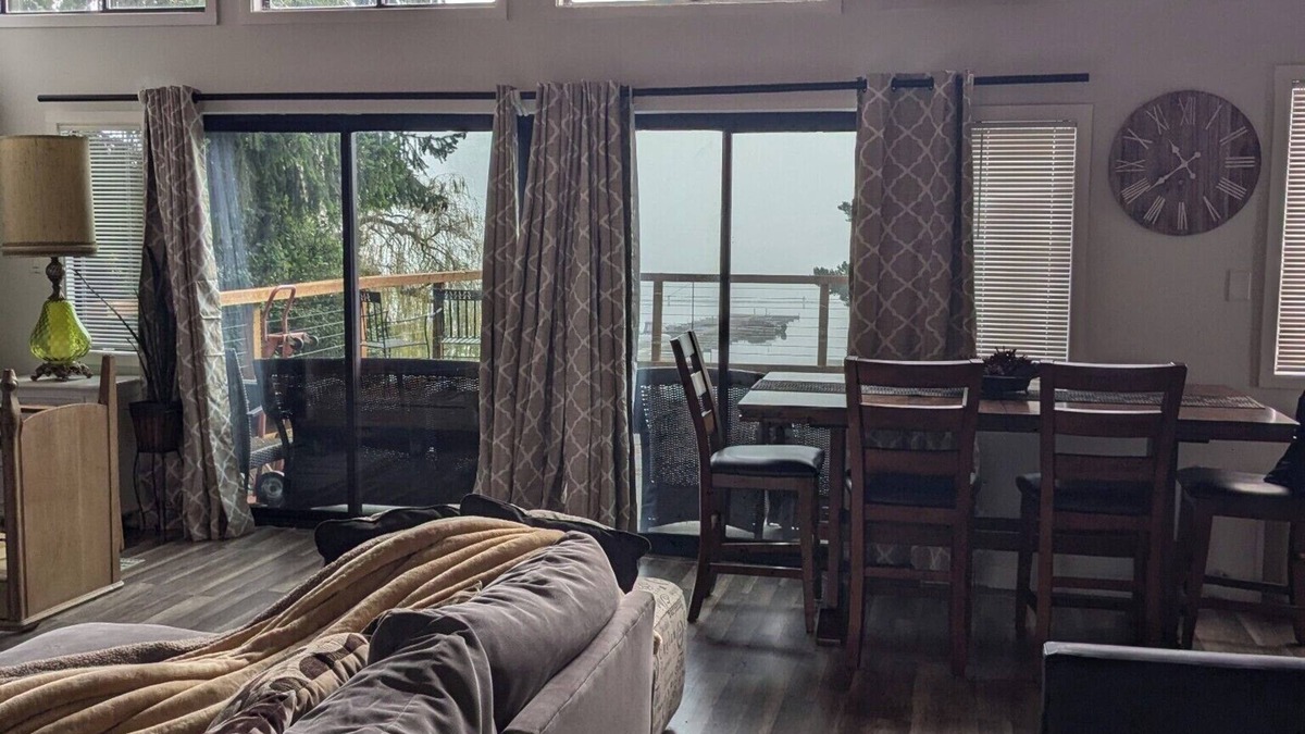 Silver Lake House | Charming 3-bedroom 2 Bath Lakehouse with AC and Wi-Fi located on Silver Lake