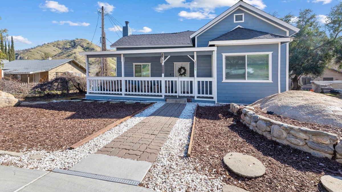 Springville House | Charming 3-bedroom Cottage, near the Springville Ranch& Sequoia National Forest